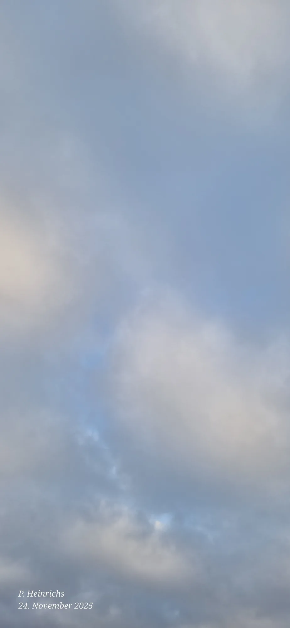 Viele Wolken und wenig Sonne,  nachts schwache Regenfront